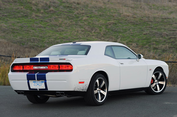 Стоковый Dodge Challenger SRT8 в гонке One Lap 