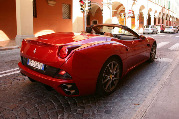 Новый Ferrari California появится в начале 2012 года