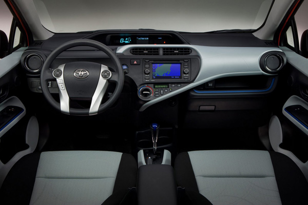 Toyota представила новый компактный хэтчбек Prius C