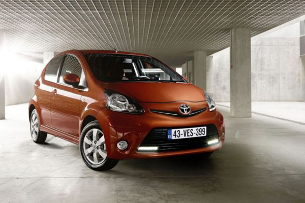 Toyota представила рестайлинговый Aygo 2012