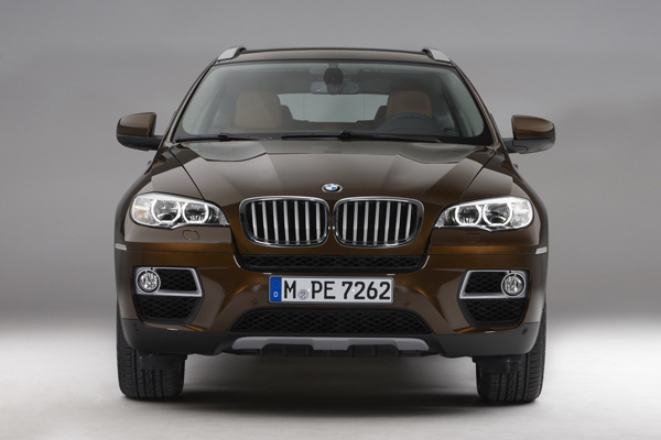 BMW официально представил обновленный X6