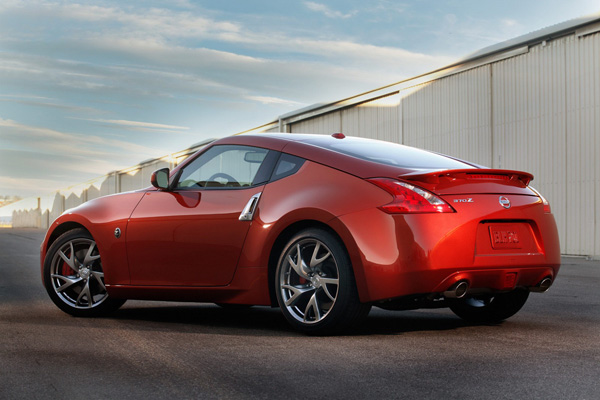 Nissan 370Z получил тонкие обновления на 2013 год