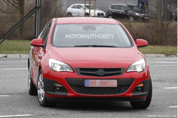 Opel покажет седан Astra на Автосалоне в Париже