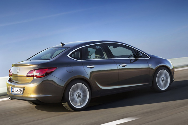 Opel официально представил седан Astra 2013