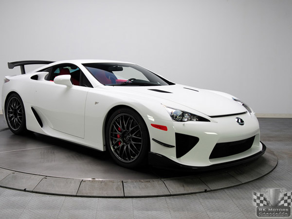 Lexus показал бело-красный LFA Nurburgring Edition