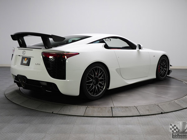 Lexus показал бело-красный LFA Nurburgring Edition