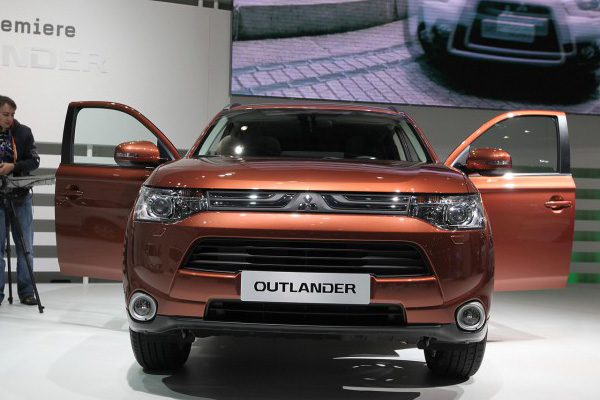 Названы рублевые цены на новый Mitsubishi Outlander 