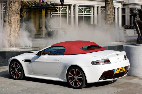 Aston Martin представил V12 Vantage Roadster 