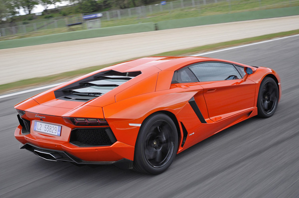 Lamborghini отключит Aventador'у 6 из 12 цилиндров 