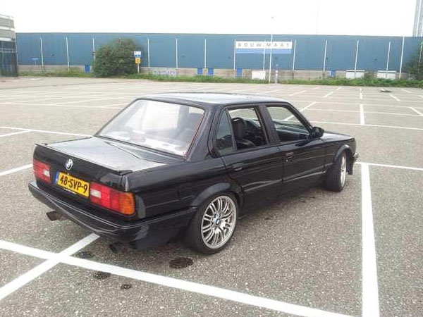 BMW 3-Series E30 оснастили двигателем 4.4 V8