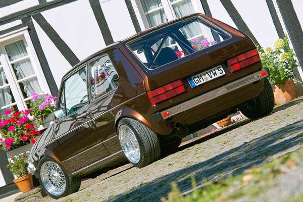 Volkswagen Golf I «запрягли» 220-ю лошадьми