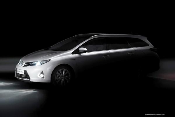 Toyota показала новые модели Auris и Auris Tourer