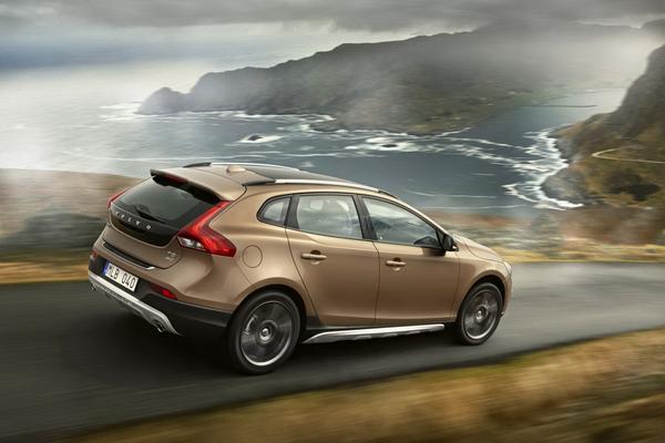 Volvo показал новый кроссовер V40 Cross Country