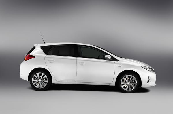 Toyota анонсировала цены на новый Auris 2013