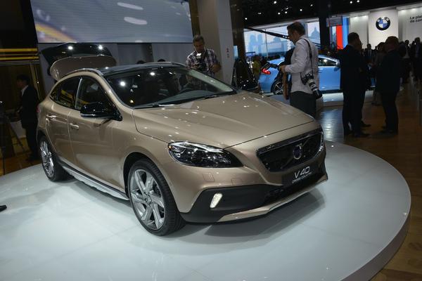 Volvo презентовала V40 R-Design и Cross Country