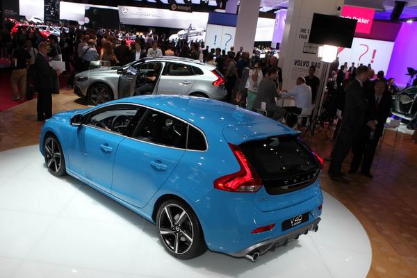 Volvo презентовала V40 R-Design и Cross Country