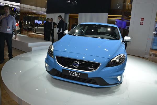 Volvo презентовала V40 R-Design и Cross Country