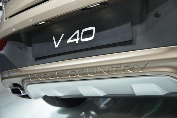 Volvo презентовала V40 R-Design и Cross Country