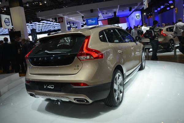 Volvo презентовала V40 R-Design и Cross Country