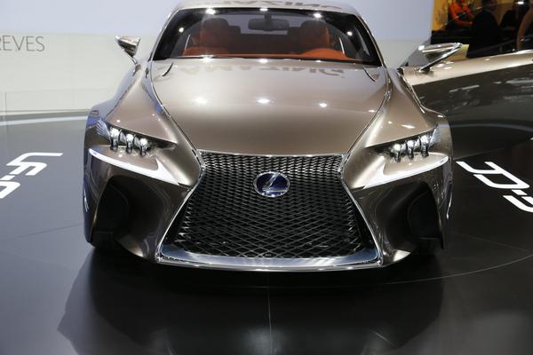 Lexus продемонстрировал публике концепт LF-CC