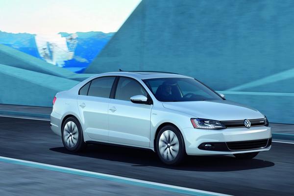 Volkswagen озвучил цены на гибридную версию Jetta