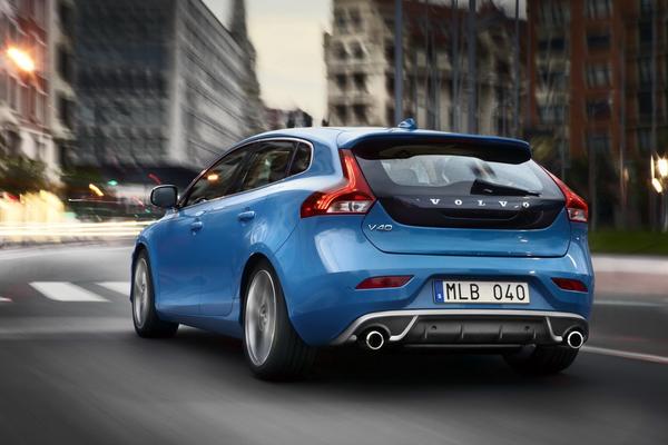 Стала известна стоимость новых моделей Volvo V40