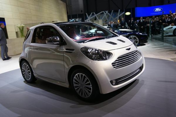 Крошечный Aston Martin Cygnet снабдили мотором V12