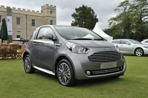 Крошечный Aston Martin Cygnet снабдили мотором V12