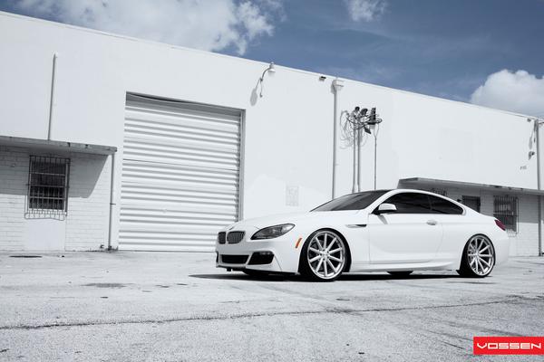 SR Auto снабдило BMW 650i 22” дисками Vossen 