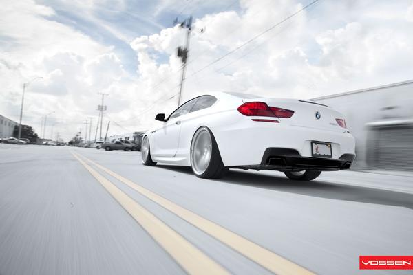 SR Auto снабдило BMW 650i 22” дисками Vossen 