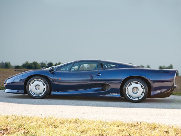 Редкий Jaguar XJ220 выставлен на аукцион