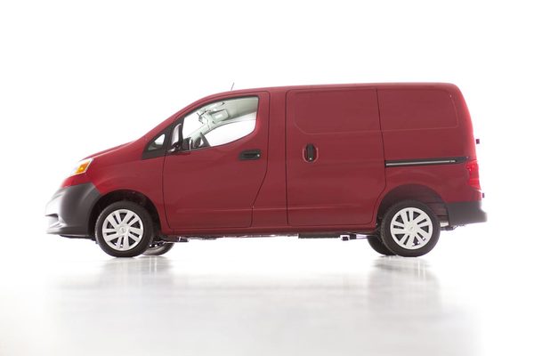 Nissan назвал цены на удлиненный NV200 2013