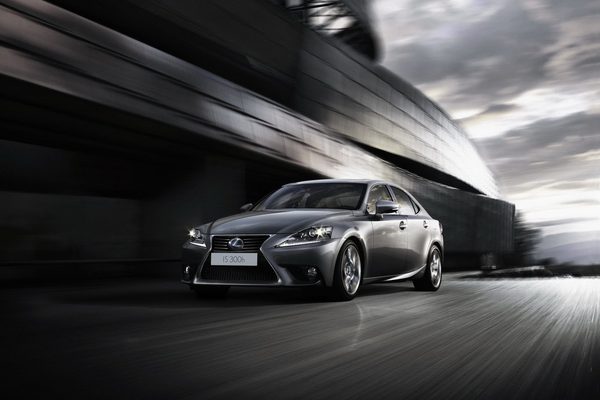 Lexus представил цены на IS 250 и IS 300h