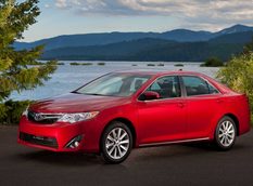 Toyota слегка обновила седан Camry XLE 2013