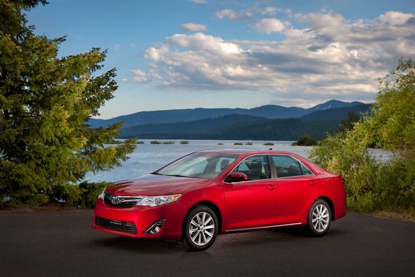 Toyota слегка обновила седан Camry XLE 2013