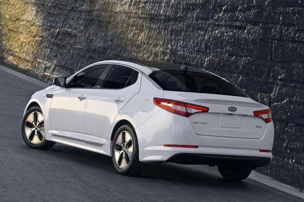 Kia представила обновленный Optima Hybrid 2013