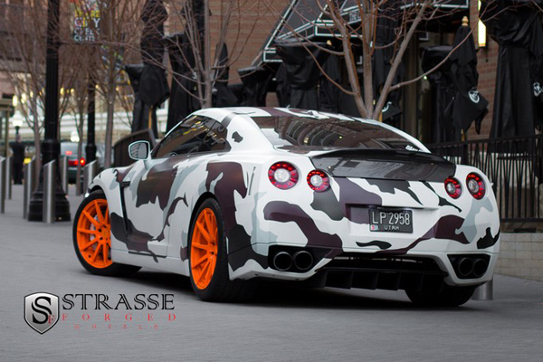 Камуфлированный Nissan GT-R на дисках Strasse