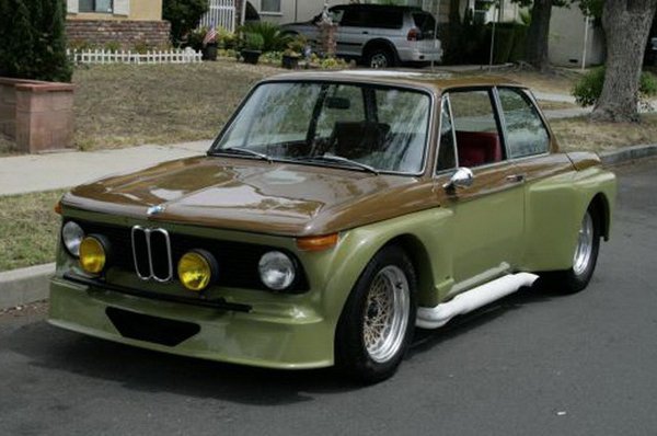 BMW 2002 с 5,0-литровым двигателем Mustang