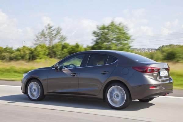 В Интернете появились фото нового седана Mazda 3