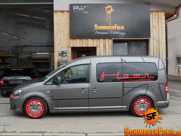 Матовый Volkswagen Caddy от SchwabenFolia