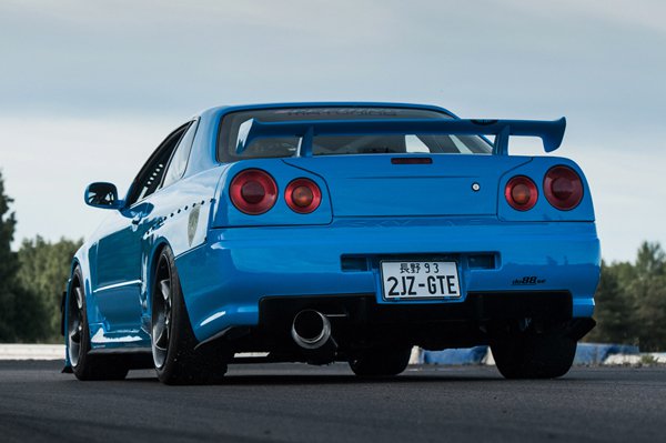 Skyline R34 с 3,0-литровым двигателем Toyota Supra