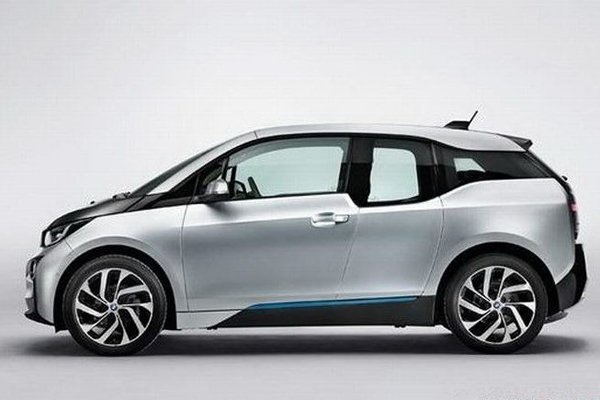 В сеть попали фото серийного электрокара BMW i3 