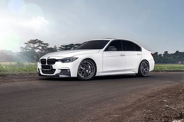 Доработанный BMW 335i в обвесе M Performance 