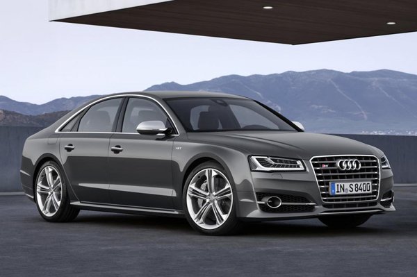 Audi рассекретила рестайлинговую версию S8