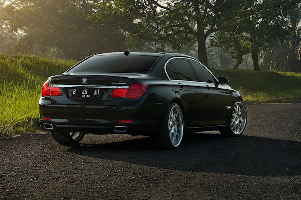 BMW 7-Series на 22-дюймовых дисках Vorsteiner  