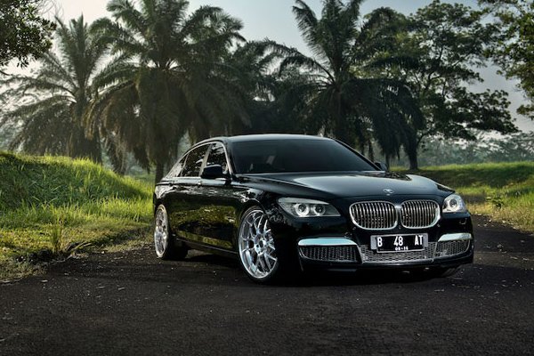 BMW 7-Series на 22-дюймовых дисках Vorsteiner  