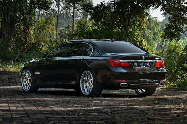 BMW 7-Series на 22-дюймовых дисках Vorsteiner  