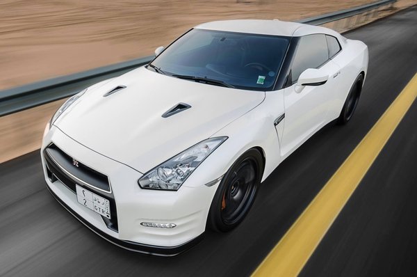 Белоснежный Nissan GT-R в ночной фотосессии M7M