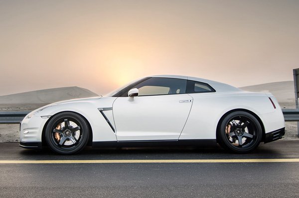 Белоснежный Nissan GT-R в ночной фотосессии M7M