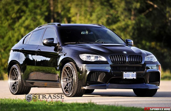 Тюнингованный BMW X6M на дисках Strasse Wheels